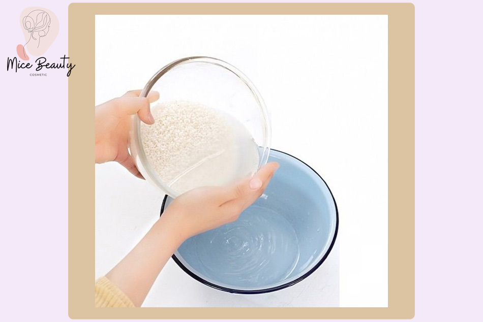 Sử dụng nước vo gạo nguyên chất để trị mụn đầu đen và mụn thâm
