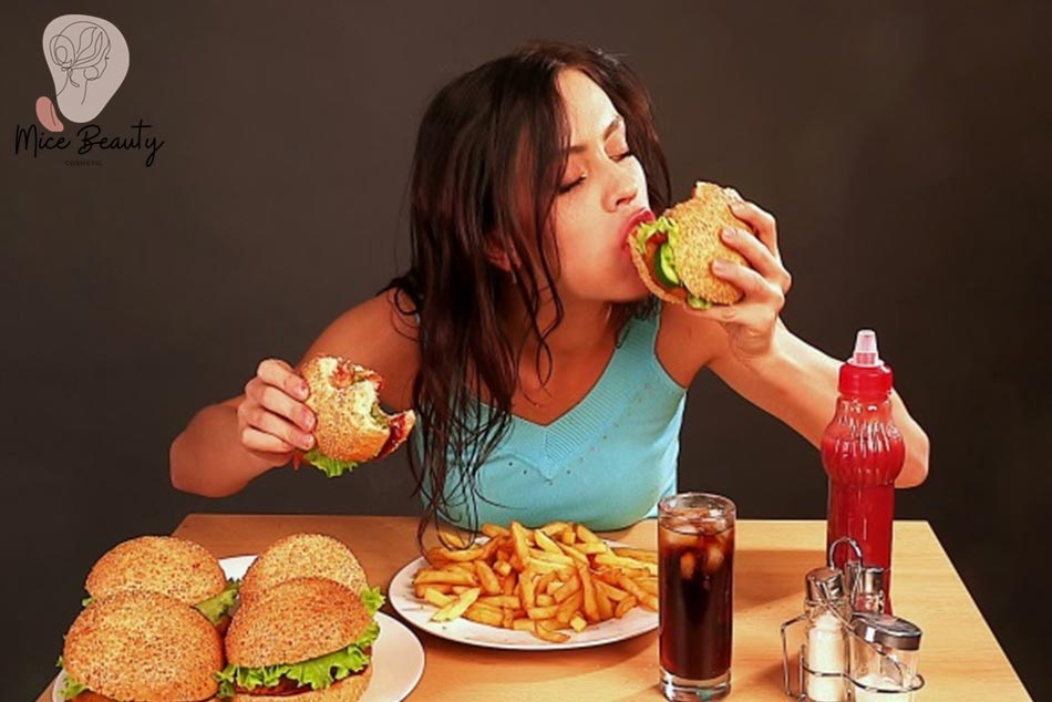 Chế độ ăn uống không khoa học là một trong những nguyên nhân gây ra mụn bọc ở vành tai
