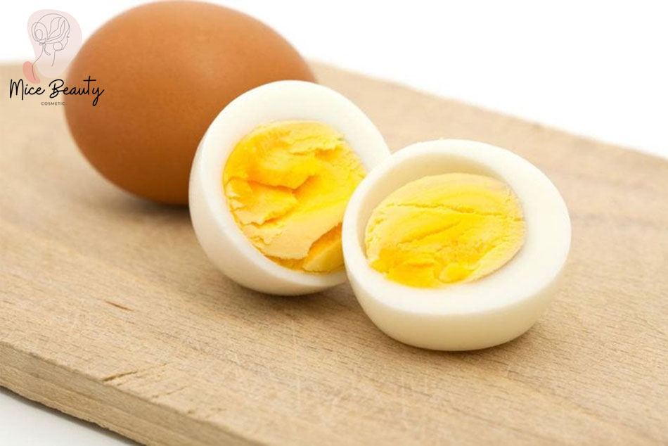 Trứng gà luộc loại bỏ mụn đầu đen như thế nào?