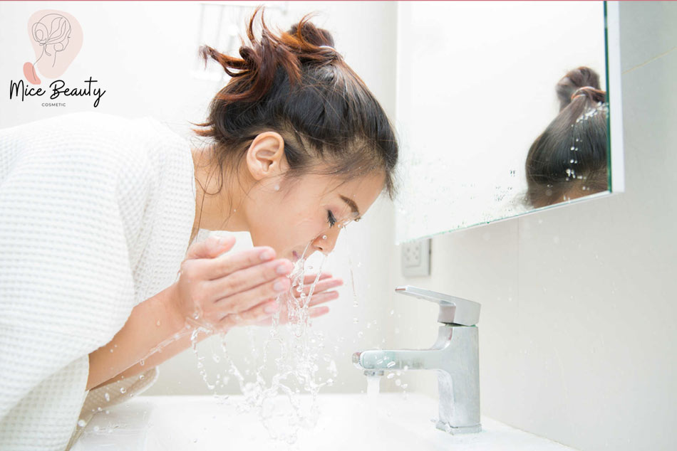 Rửa mặt ít nhất 2 lần mỗi ngày để loại bỏ bụi, vi khuẩn, dầu nhờn